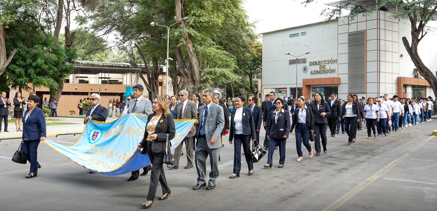 IZAMIENTO DE LA BANDERA Y DESFILE